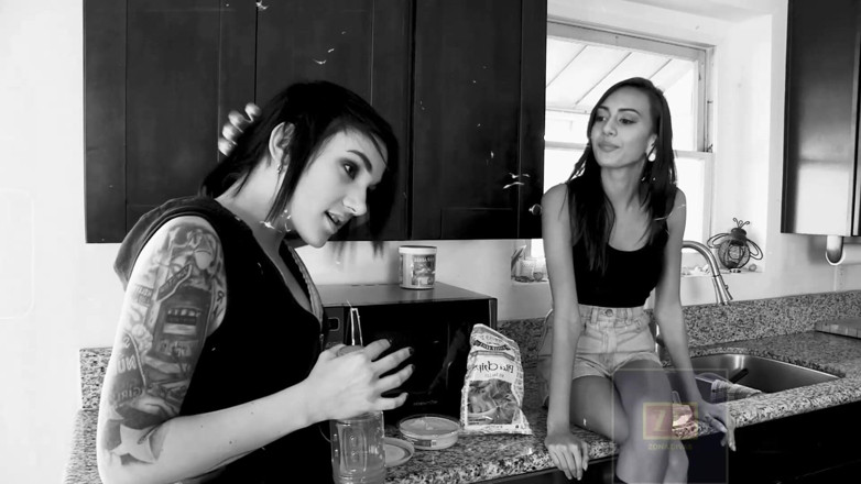 Zona Divas NET: Classic Hot Lesbian Action in the Kitchen