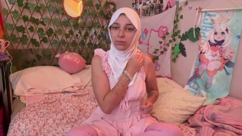lanalovacutie: Muslim-yoga-in-hijab-in-bed