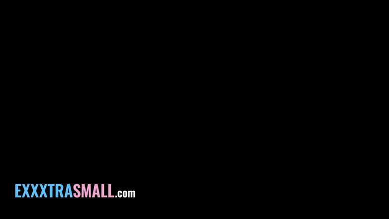Exxxtra Small: Exxxtra Small - 프로처럼 큰 샤프트를 빨고 따먹는 화려한 금발의 겸둥이 십대