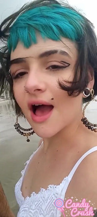 Influencer succhia il cazzo in pubblico su una spiaggia