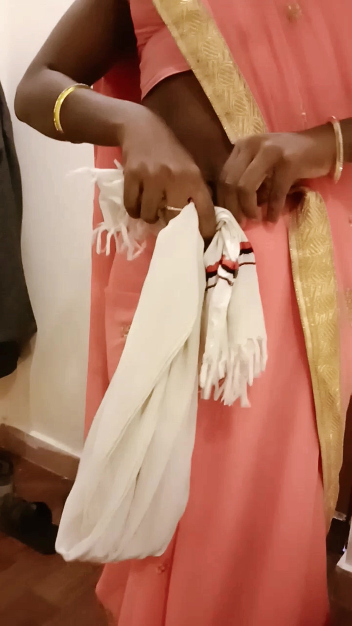 RenuRaj: Desi Tamil Wife Renu's Big Ass &amp; Pussy dokuczał w Sari...