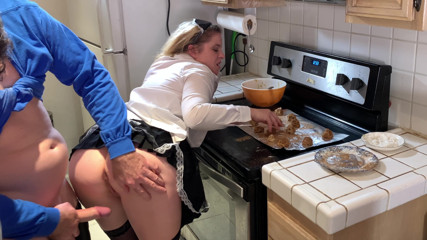 Erin Electra: La cameriera prende il cazzo duro in cucina