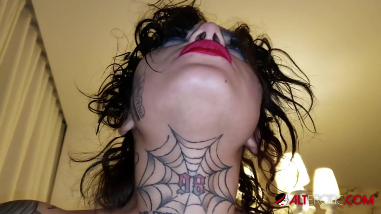 Alt Erotic: Genevieve Sinn cưỡi một con cu trước khi có hình...