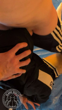 Vlad o ține pe curva asta în timp ce îi fut gâtul.