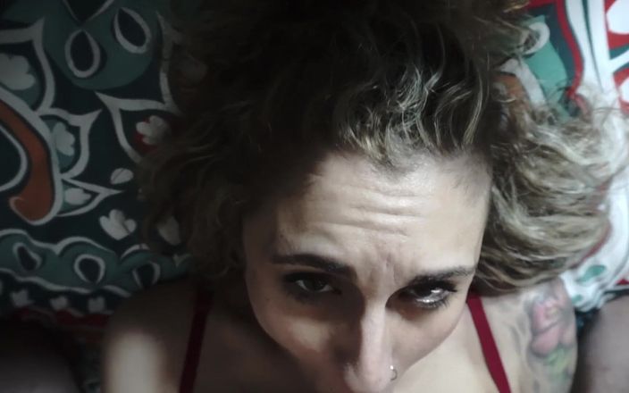 Erotics: Горячую милфу трахнул в видео от первого лица, отшлепанный ее сводный брат.