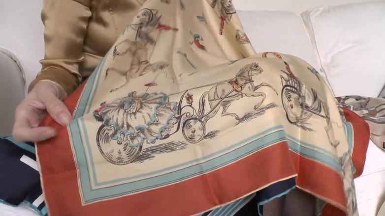 Lady Victoria Valente: सौतेली माँ के रेशम दुपट्टे पर, लेडी विक्टोरिया वैलेंटे