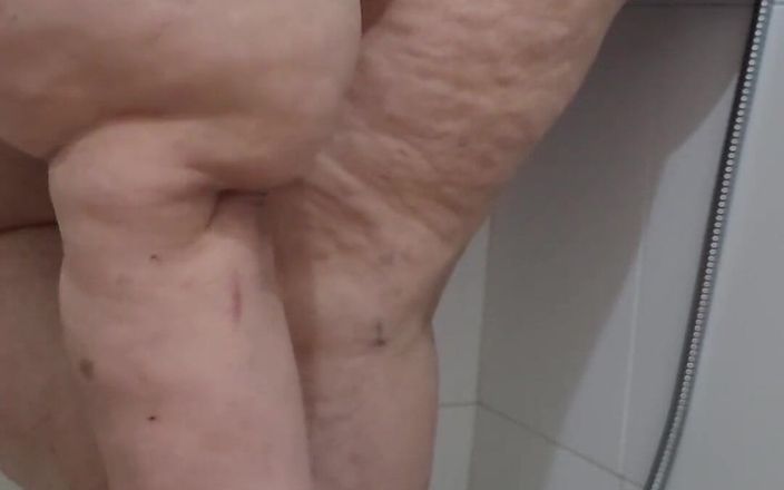 CoolMarina: Coolmarina. Mature Pisses and Showers Very Sexy