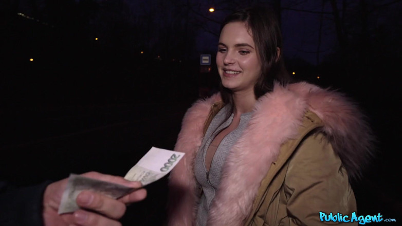 Public Agent: Agent - 20-jarige studente Taylee Wood toont haar grote tieten