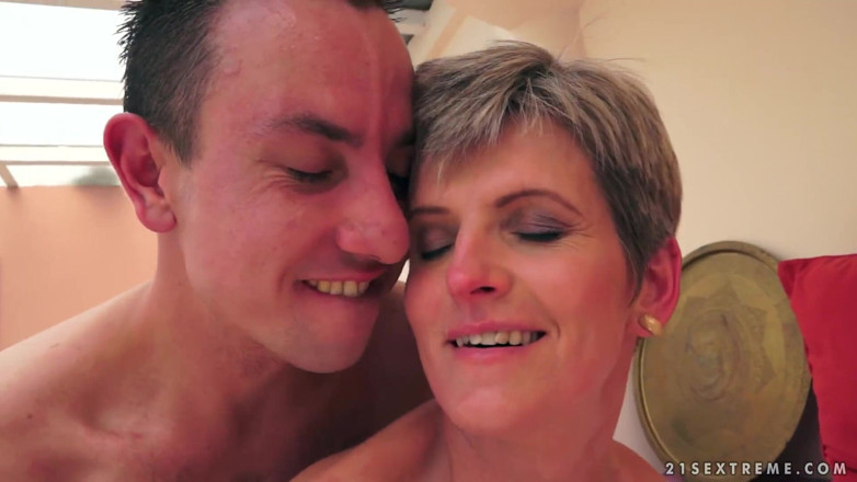 Mature Climax - 100% Mature Videos: Струнка зріла трахається на ліжку
