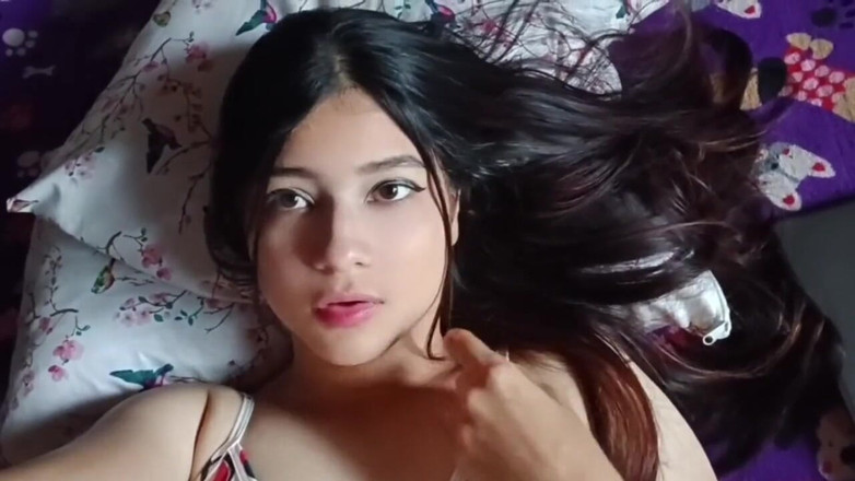 Yuli and tony: Latinskoamerická teenagerka se ukazuje