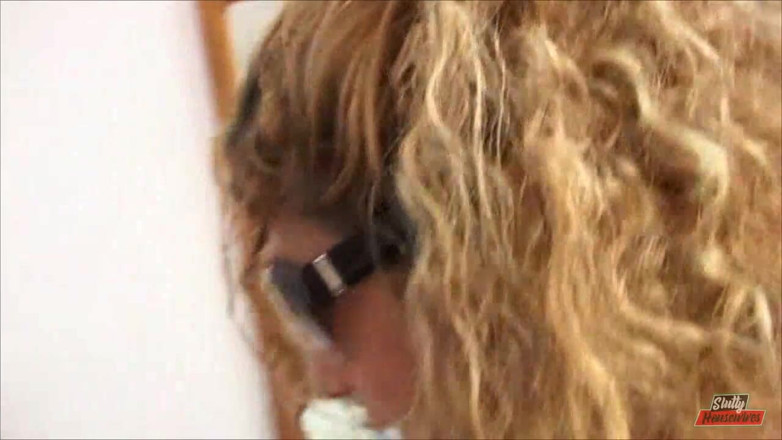 Vere Casalinghe Italia.: Rubia sexy con gafas chupa su polla en primer plano