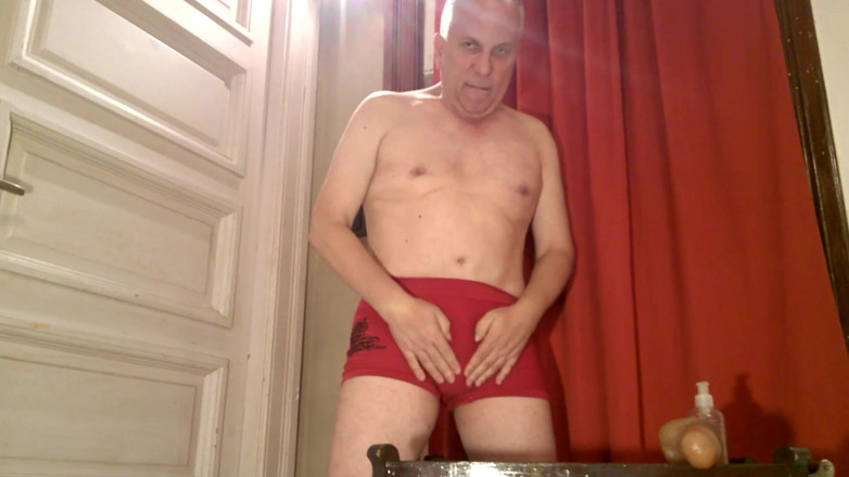 Dildo Man and Cross Hard Sex: I pee while sucking a big dildo