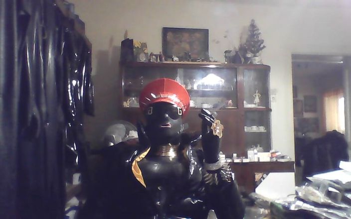 Latexsmoker: Куріння в латексному комбінезоні