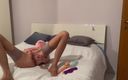 Elena blonde 69: Masturbându-se cu jucării singură pe pat