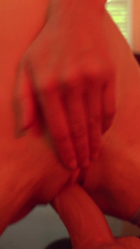 Anna solo-masturbation in meinem bett