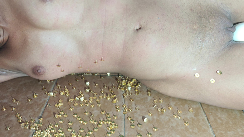 Lily Slav: Masochistyczny niewolnik Mający orgazm podczas leżenia na plecakach