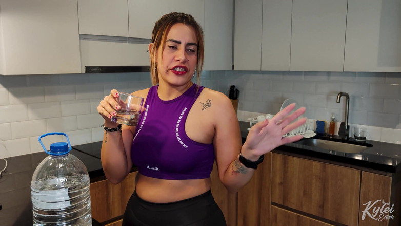 Kylei Ellish: Vollbusige latinas genießen einen wilden und hardcore-lesben-dreier, bevor sie trainieren!