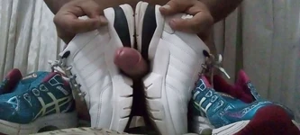Sneaker-ficken und sperma auf arsch