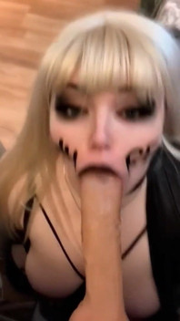 Puta rubia chupa la polla de papá