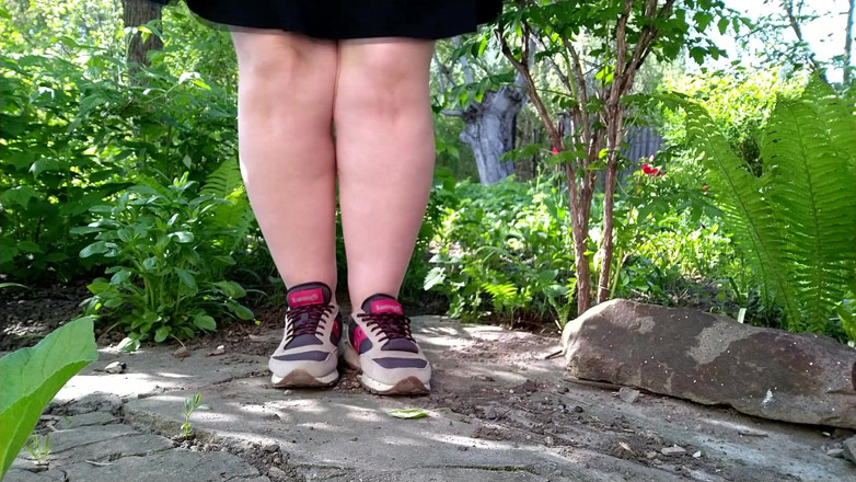 Elena: Hot MILF pissing in the park outdoors