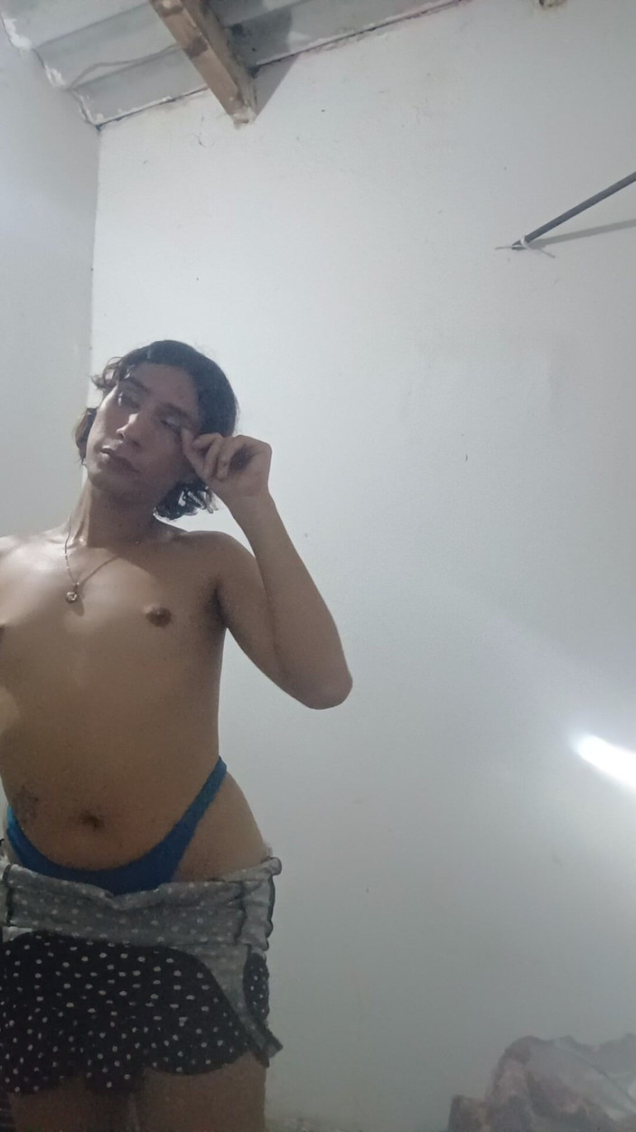 Femboy from Colombia: 越来越大的乳房