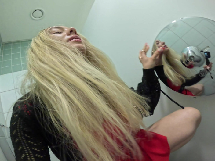 Queen_of_BDSM: Maîtresse pisse !