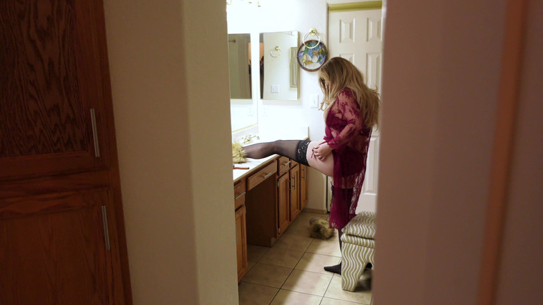 Erin Electra: 继母准备睡觉，而继子则在旁边观看并自慰，直到他被抓住，她让他放进去