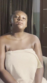 Casting: Kali pertama bertindak lucah, eboni Afrika seksi dengan tetek besar dan pantat gemuk duduk di sofa kita