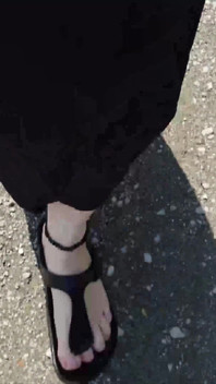 Na Zewnątrz W Czarnym Kaftanie I Boso W Czarnych Birkenstockach