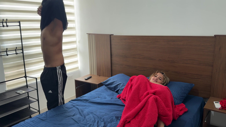 katyJay: 如果继母与她的继子分享酒店房间会发生什么？