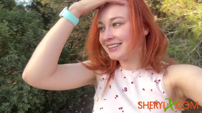 Sheryl X Sinclair: Ragazza monella si masturba in cabrio all'aperto