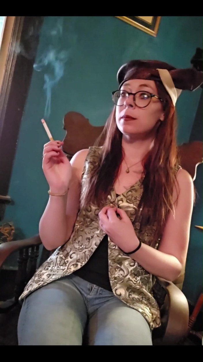 MistressThrope: 超素晴らしい1920年代の帽子、ベスト、ジーンズ。そしてタバコ。