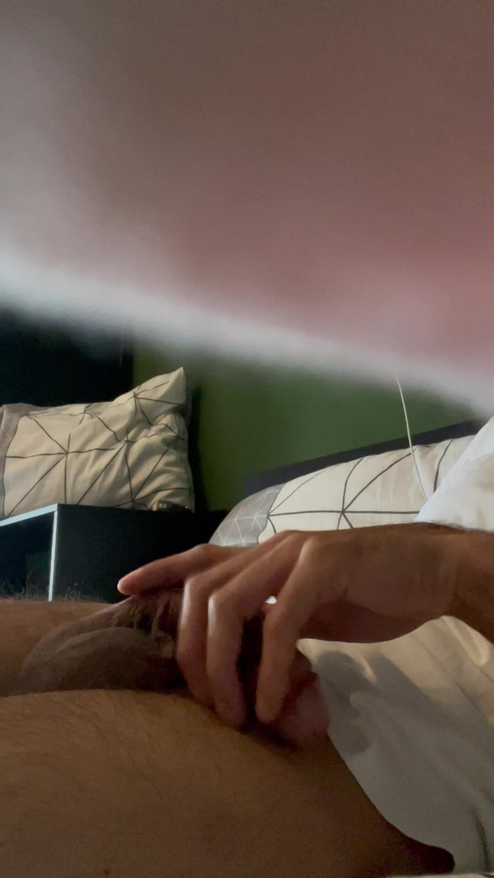 I am here for you: Moi en train de me branler sur le lit et...