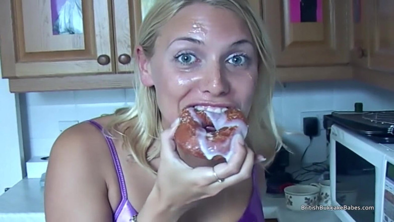 British Bukkake Babes: Cewek hot rambut pirang ini dicrot sperma setelah makan donatnya