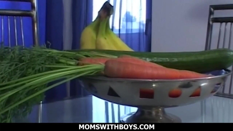 Moms With Boys: MILF blonde dalam pertemuan kongkek makan malam