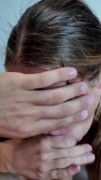 Le sexe passionné finit en éjaculation sur son gros cul