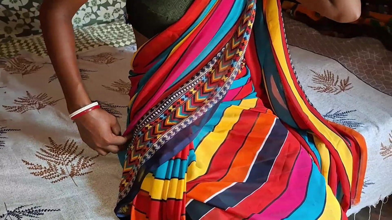 Desi step mom: Tía vestida en un sari rojo