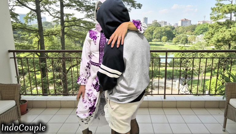 Indo Couple: 바람피는 걸 좋아하는 음란한 히잡을 쓴 아내가 캠퍼스 복도에서 저를 만났습니다.