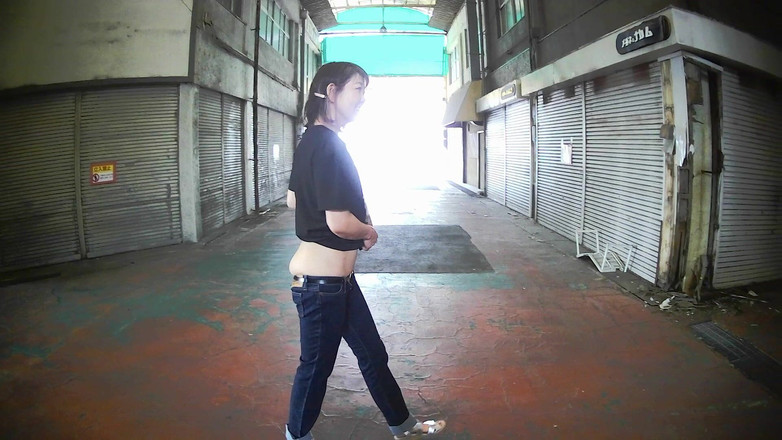 Mayumi Kanzaki: Японка, яка йде з сідницями на вулиці