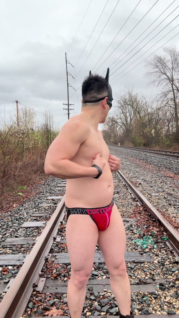 Barenakedmuscles: Zeul mușchilor asiatic înmuiat în ploaie în Jockstrap bounces pecs, arată V-taper și mănâncă încărcătura...