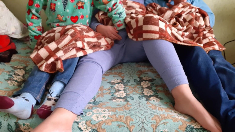 Lesbian-illusion: Przyrodnia siostra mojej dziewczyny szarpała mnie, gdy trzej z nas...