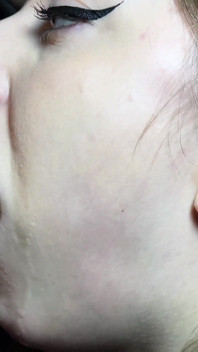 Gorge profonde très humide, sa bouche est remplie de