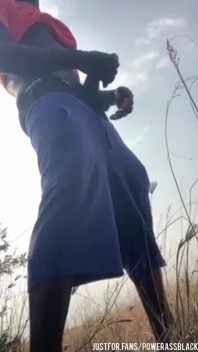 Si masturba da sola intensamente nel cespuglio