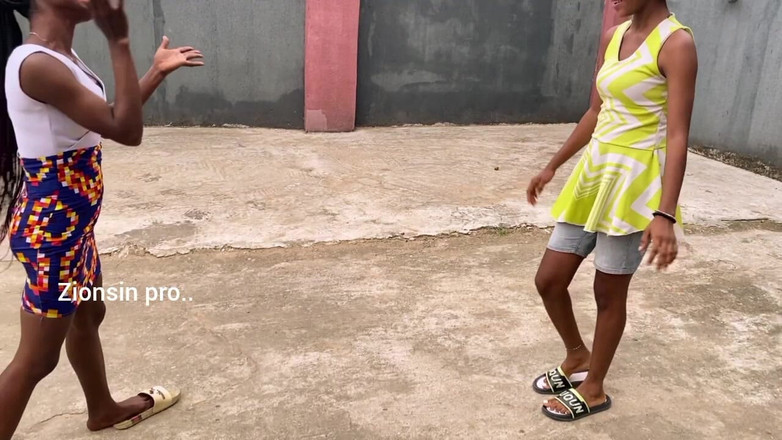 Zion: Afrikanische Lesbische Liebhaberin Spielt Lokales Spiel Im Freien