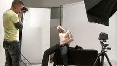 Macho Guys: Uderz go w tyłek i ssie jego twardego kutasa, aby...