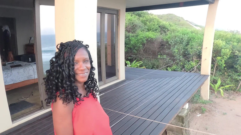 Black Swan: Чорну мілфу підхоплюють на пляжі