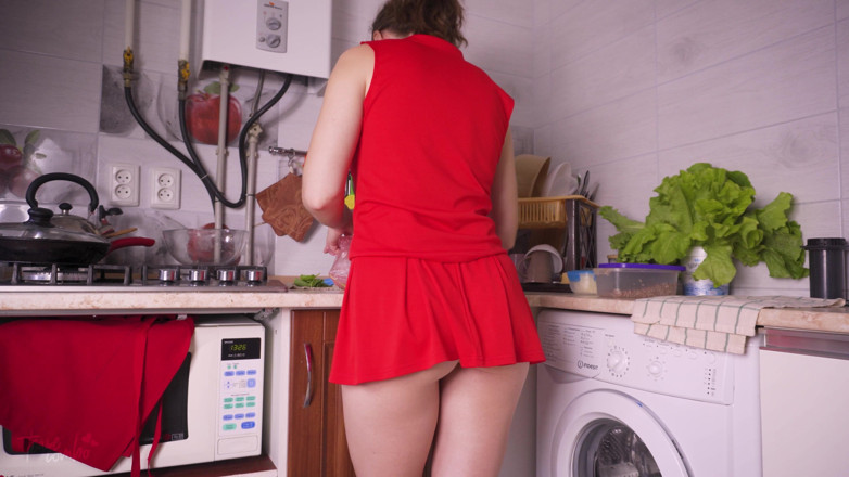 Teasecombo 4K: Ateşli evli kadının yemek pişirme videosu