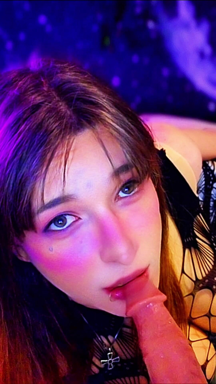 Bella Roar: Beautifull Trans Girl adora chupar paus grandes