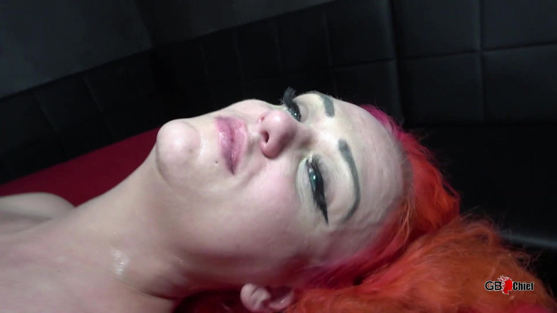 GangBang-Dream: Didi Devil, rousse mince, salope dans un gangbang sans capote