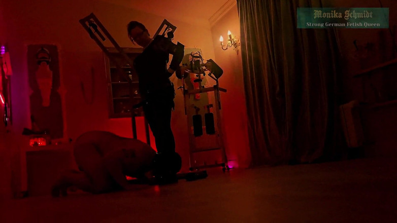 Strict Senz: Monika Schmidt Pijpbeurttraining Cuckolding Voorbinddildo Teef Spuugt Verbale Vernedering
